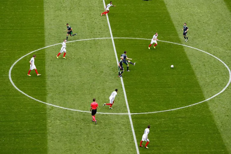 Bắt Đầu Và Bắt Đầu Lại Trận Đấu Bóng Đá Theo Luật Chuẩn Của FIFA